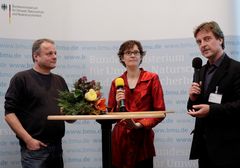 Moderatorin Dr. Esther Hoffmann (IÖW) im Gespräch mit den Preisträgern der Münchener Wohnungsbaugesellschaft WOGENO Hartmut Netz (l.) und Peter Schmidt