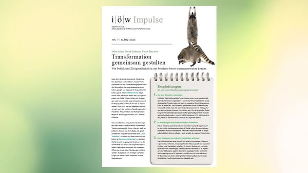 Cover des IÖW-Impulse, Titelbild: Ein Waschbär steht auf dem Rücken eines anderen Waschbären